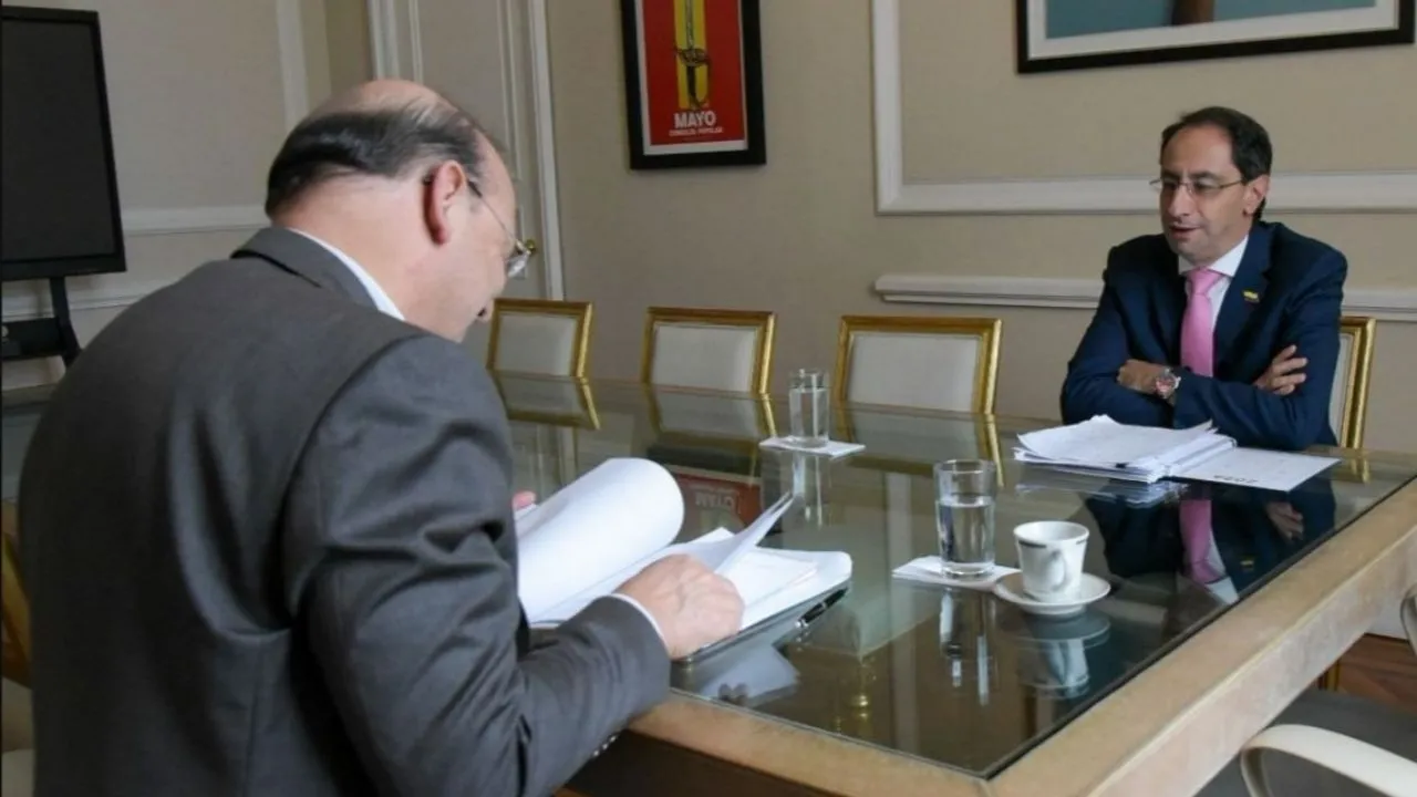 José Manuel Restrepo y Germán Ávila chocan en el inicio del empalme entre gobiernos. José Manuel Restrepo y Germán Ávila protagonizan el primer choque por el empalme presidencial