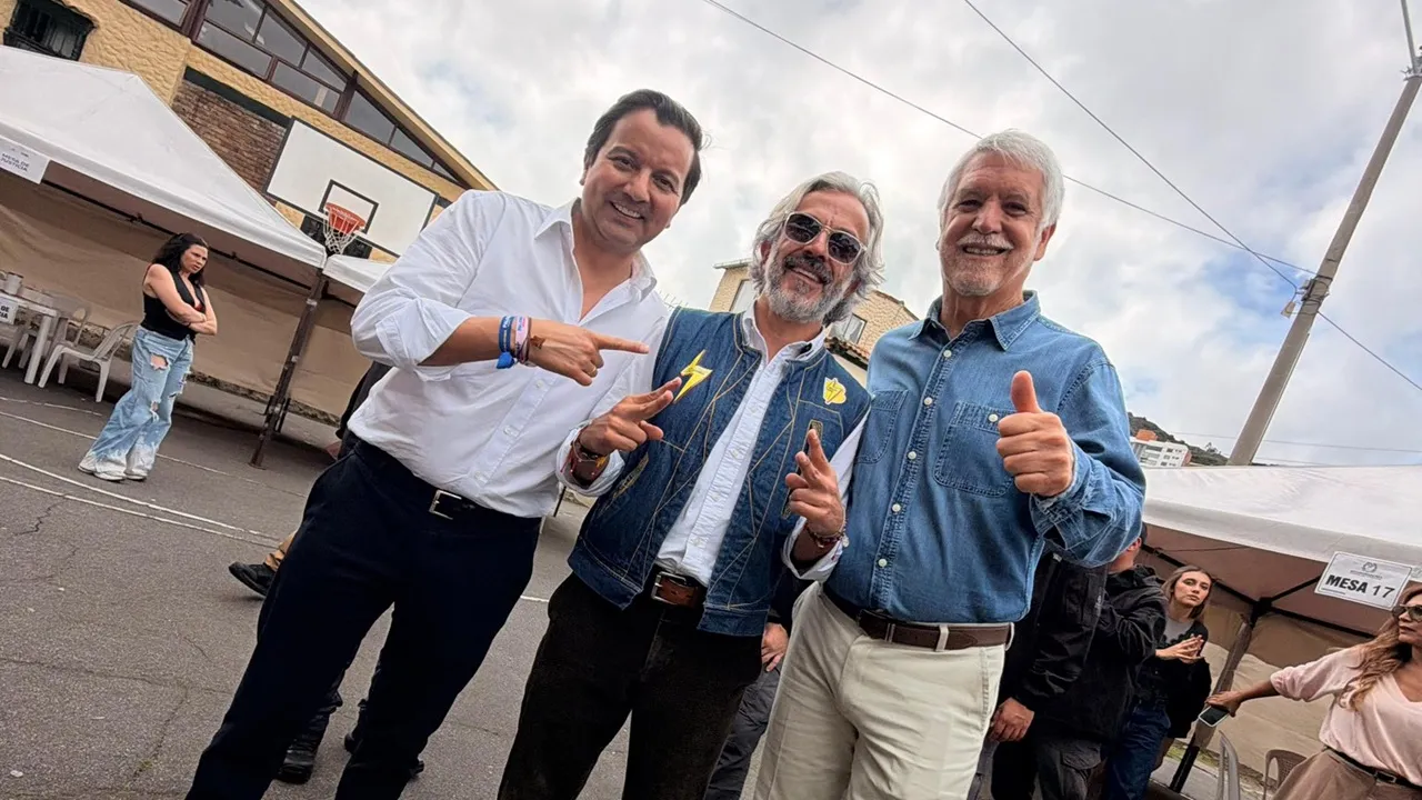 Juan Daniel Oviedo Juan Daniel Oviedo votó en Bogotá: apareció con David Luna, Peñalosa y su perro