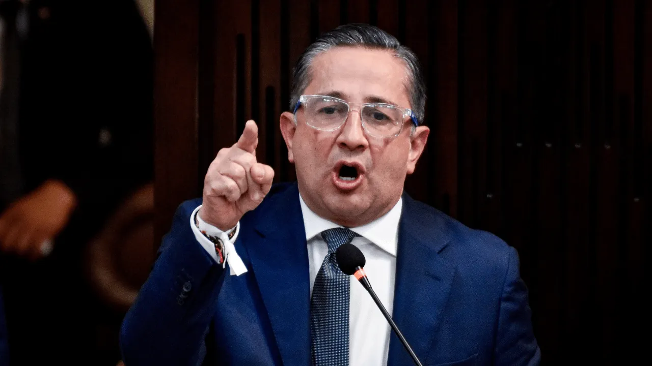 Julio César Triana le respondió a Petro que su gobierno dejó retórica vacía. Julio César Triana reclamó la ausencia de Petro durante el discurso de la oposición: ¿qué dijo?