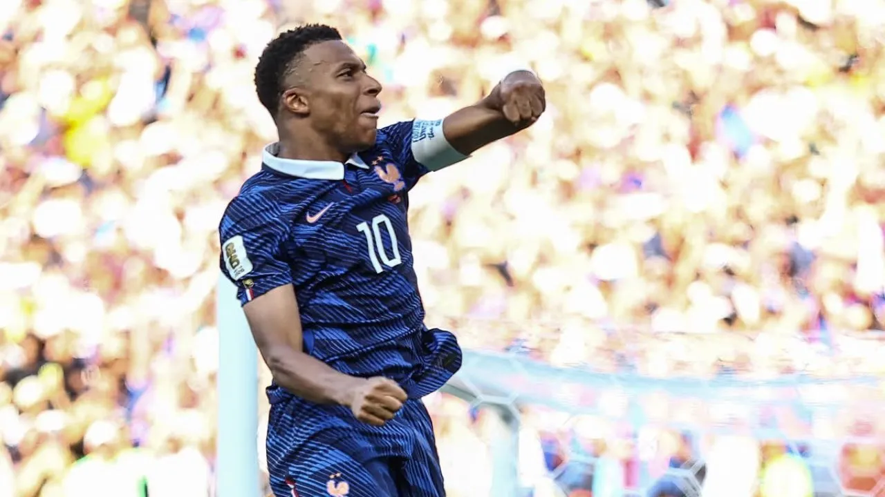 Kylian Mbappé Kylian Mbappé y Ester Expósito, más enamorados que nunca en sus vacaciones