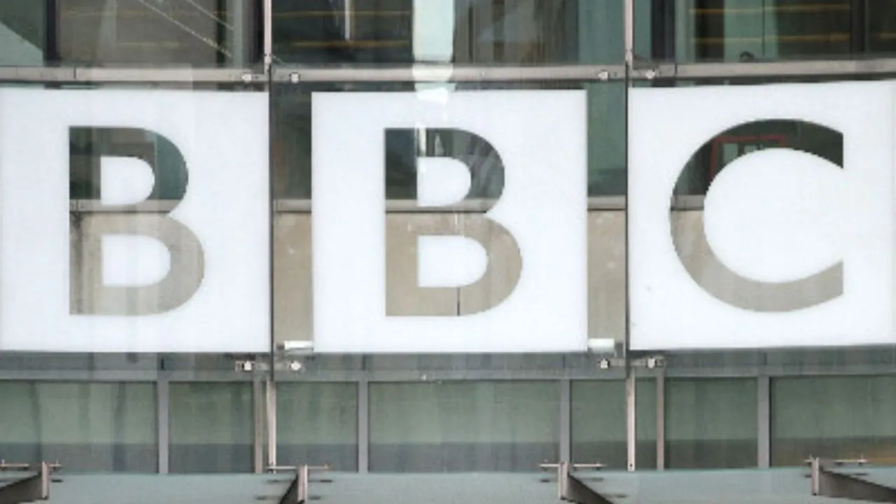 Bajo la lupa: investigación interna pone en jaque la imparcialidad de la BBC Bajo la lupa: investigación interna pone en jaque la imparcialidad de la BBC