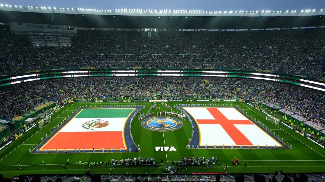 La cancha del Estadio Azteca durante la ceremonia de los himnos de México e Inglaterra. ¿Cuál es el estadio que se despide del Mundial con récords y hazañas históricas?