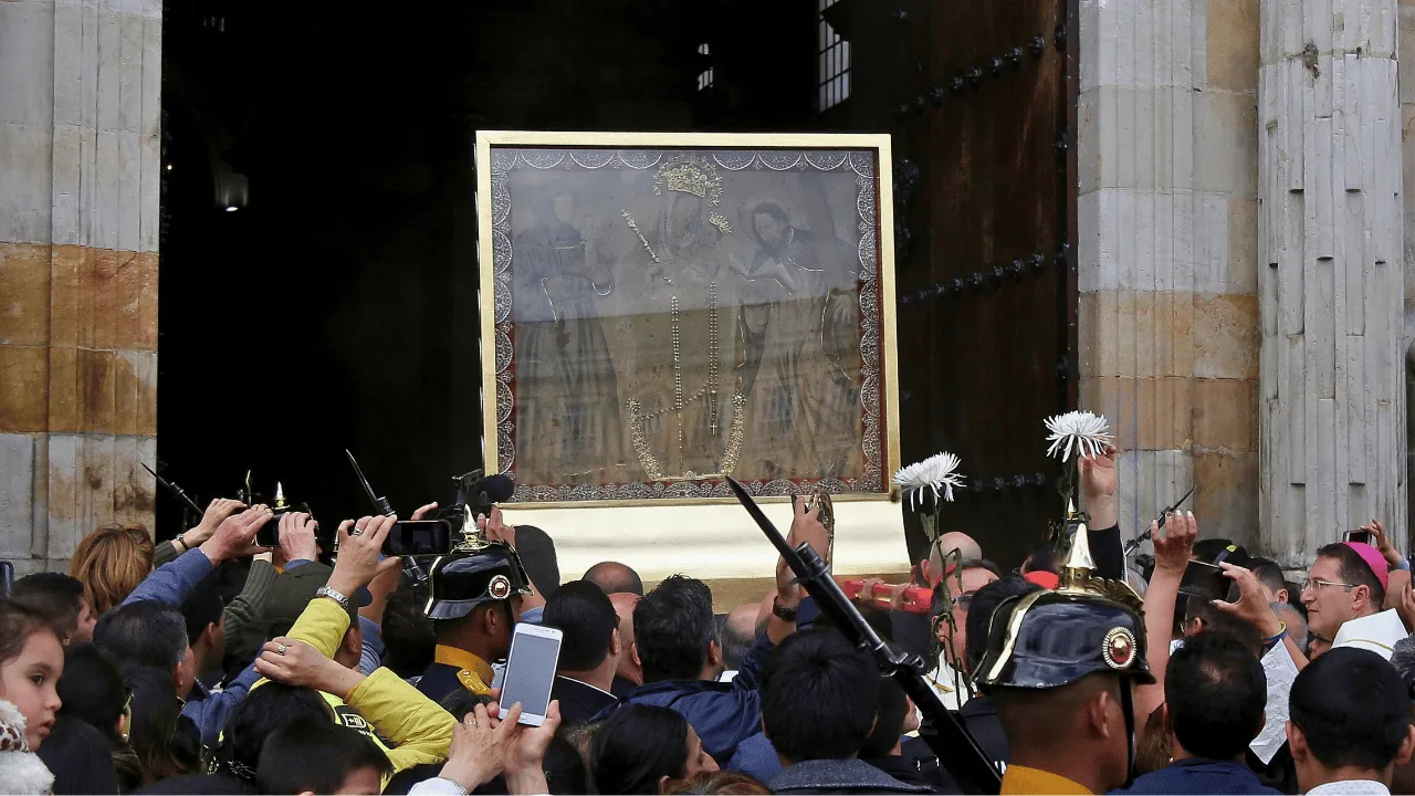 La imagen de Nuestra Señora del Rosario de Chiquinquirá, patrona de Colombia. Se conmemora el Día de la Virgen de Chiquinquirá, patrona de Colombia: ¿Cuál es la razón?