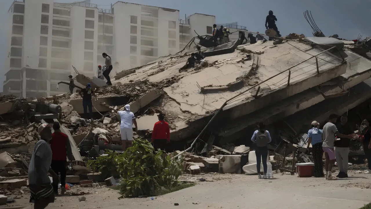 Labores de rescate entre los escombros en La Guaira, zona cero del terremoto. Diez días después del terremoto en Venezuela: casi 3.000 muertos y los rescatistas se retiran