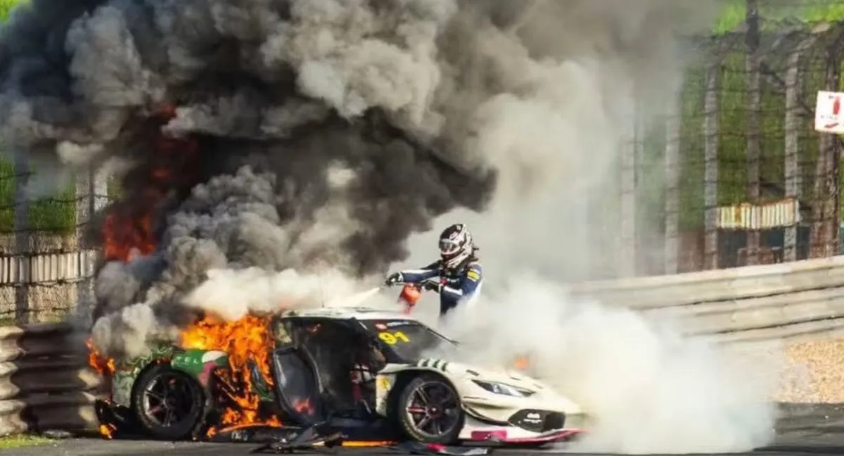 Loek Hartog Brutal accidente en el China GT dejó una acción heroica de un piloto por salvar la vida de un rival