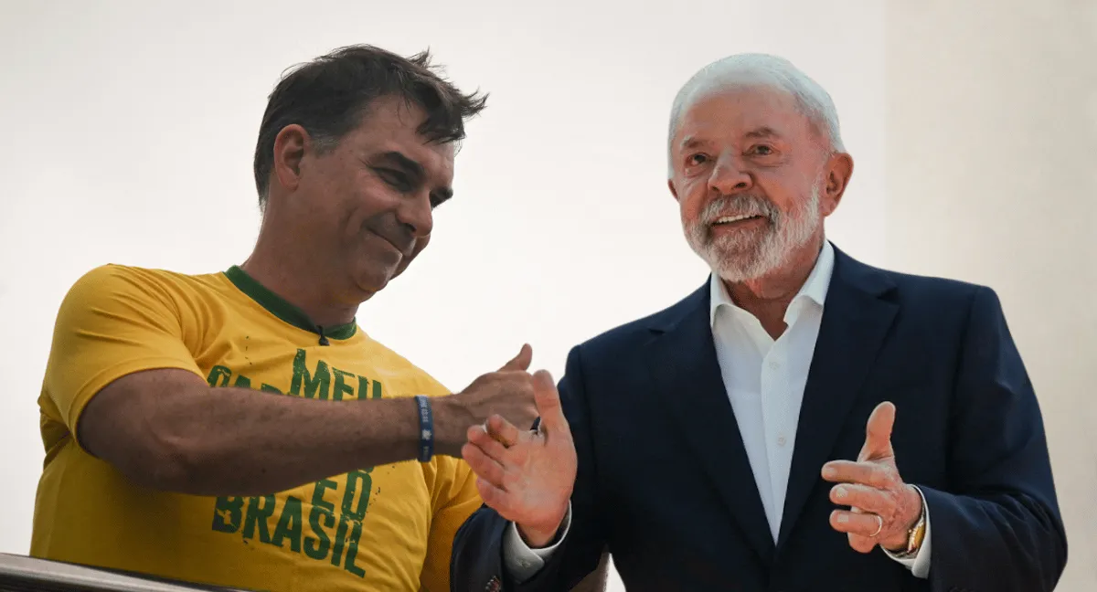 Lula y Flávio Bolsonaro lanzan campaña para las elecciones en Brasil de 2026. Lula y Flávio Bolsonaro lanzaron campaña en Brasil y la encuesta Quaest los deja 43 % contra 40 %