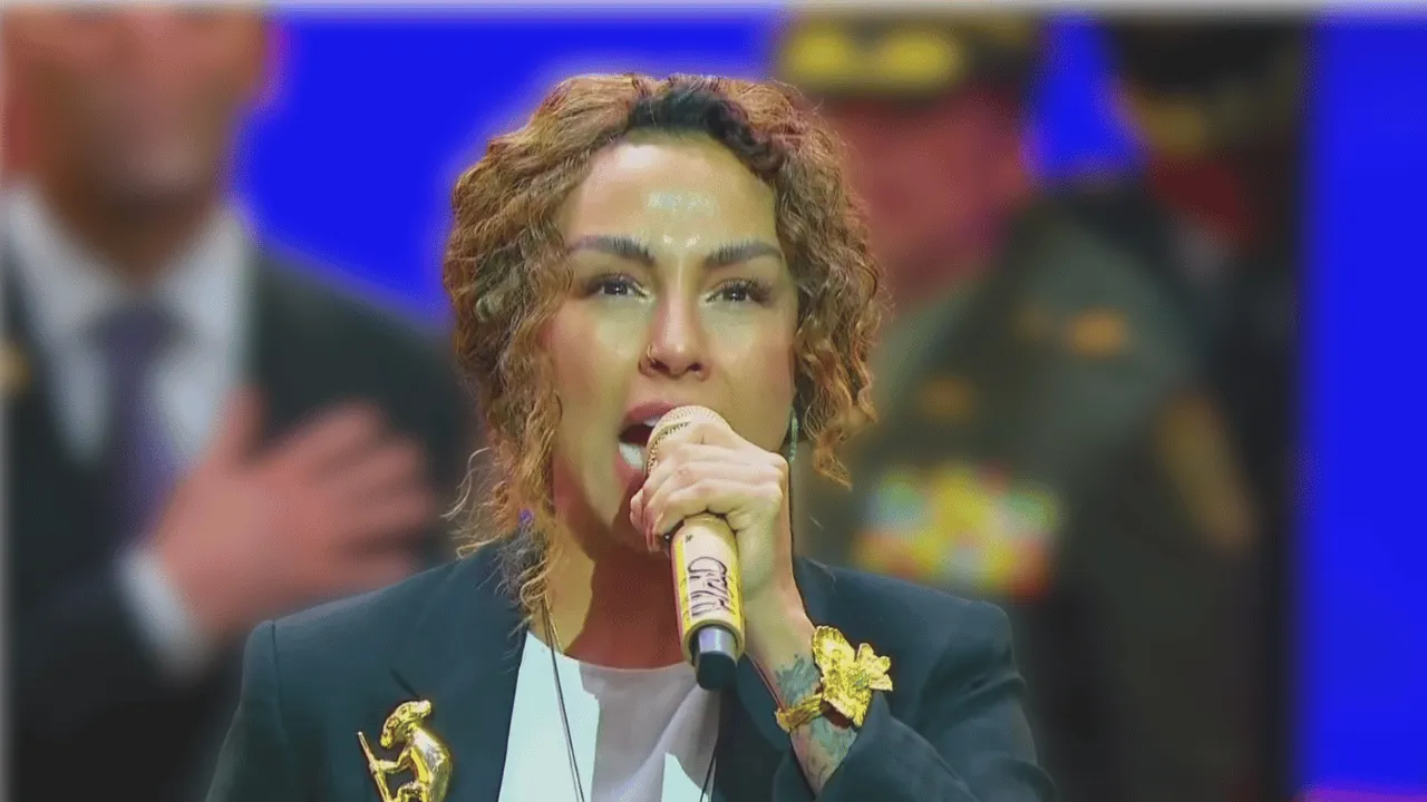 Maía cantó el Himno Nacional en la posesión de Abelardo De La Espriella. Estos artistas cantaron el Himno Nacional en las últimas cinco posesiones presidenciales