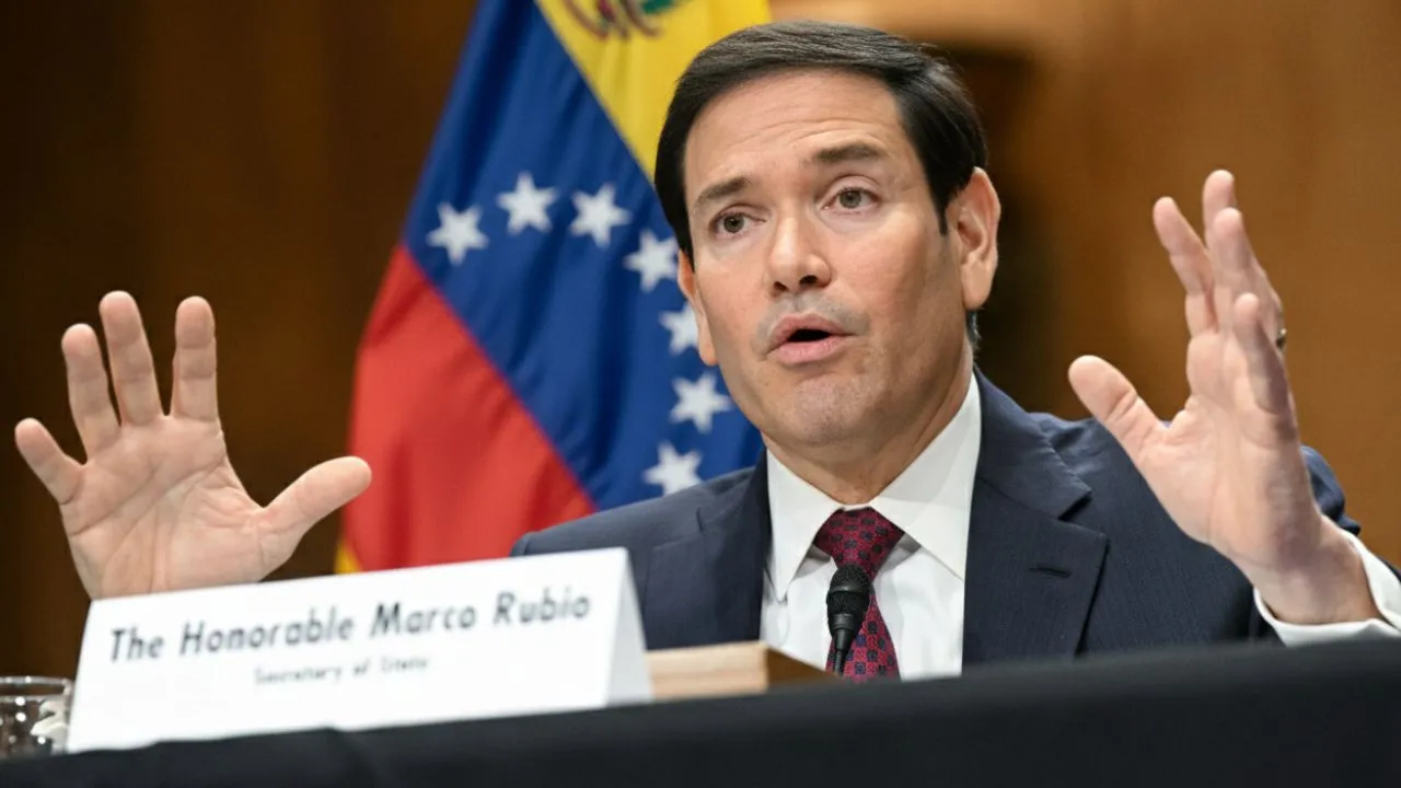 Marco Rubio y una bandera de Venezuela ¿Vuelve la diplomacia? Marco Rubio habla de restablecer relaciones con Venezuela “pronto”