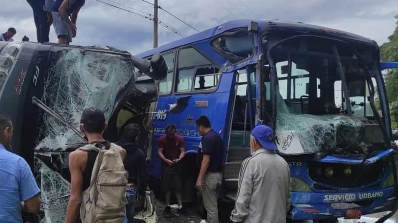 Tragedia en Ecuador: bus cae a un abismo y deja al menos 12 muertos