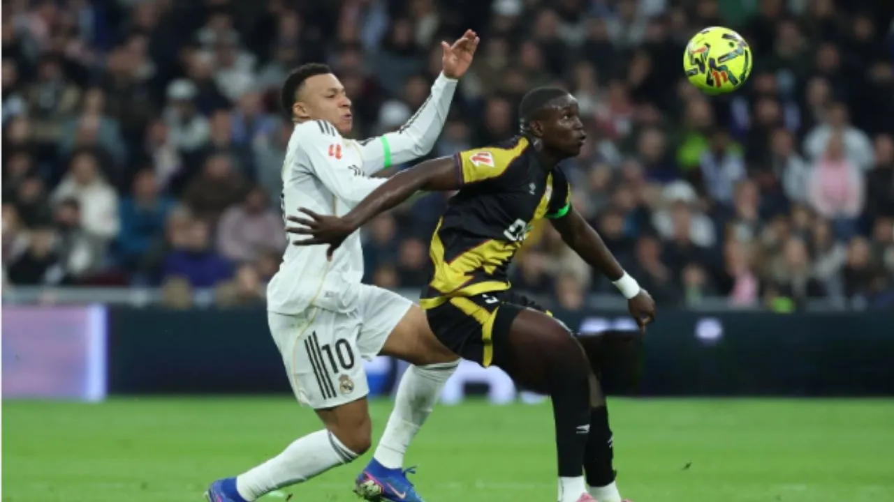 Mbappé anota el penal decisivo para el triunfo del Real Madrid. Mbappé salva al Real Madrid ante el Rayo con un penalti en el último minuto