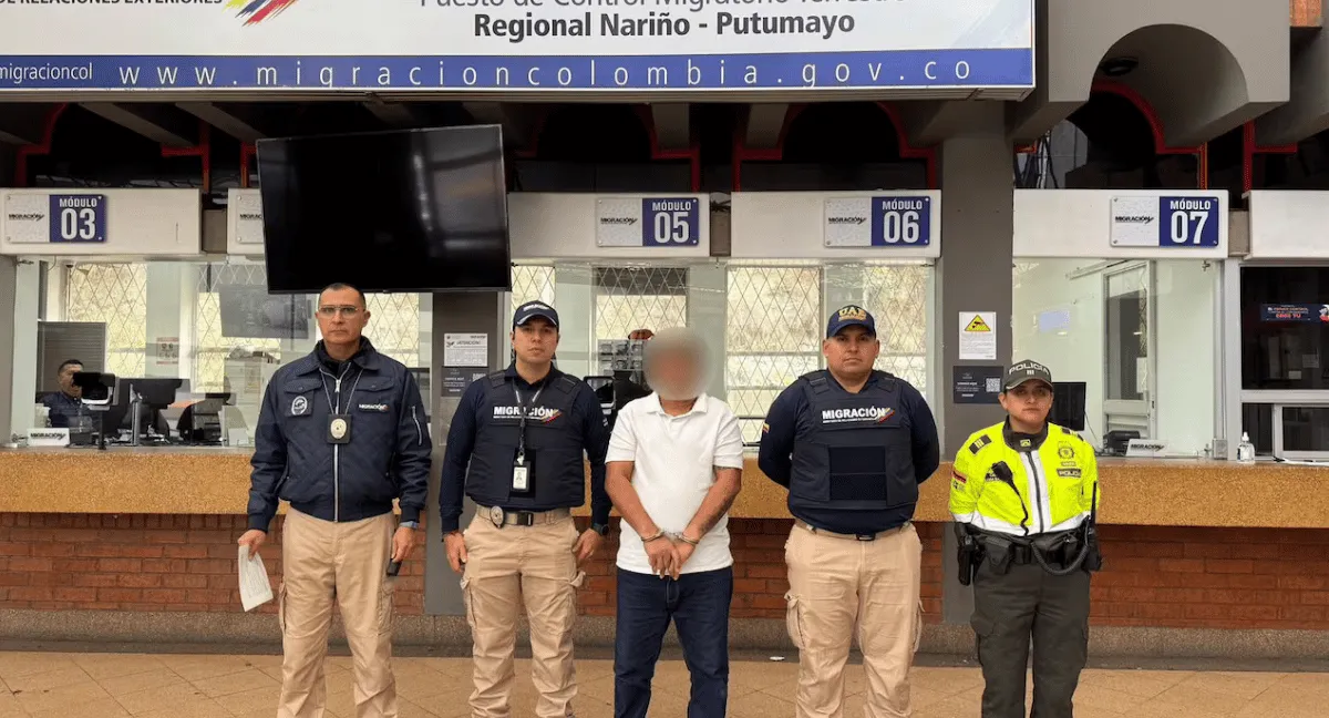 Migración Colombia entregó en Rumichaca a un ecuatoriano requerido por asesinato. Migración Colombia entregó a Ecuador a dos requeridos y frenó en El Dorado a una colombiana buscada