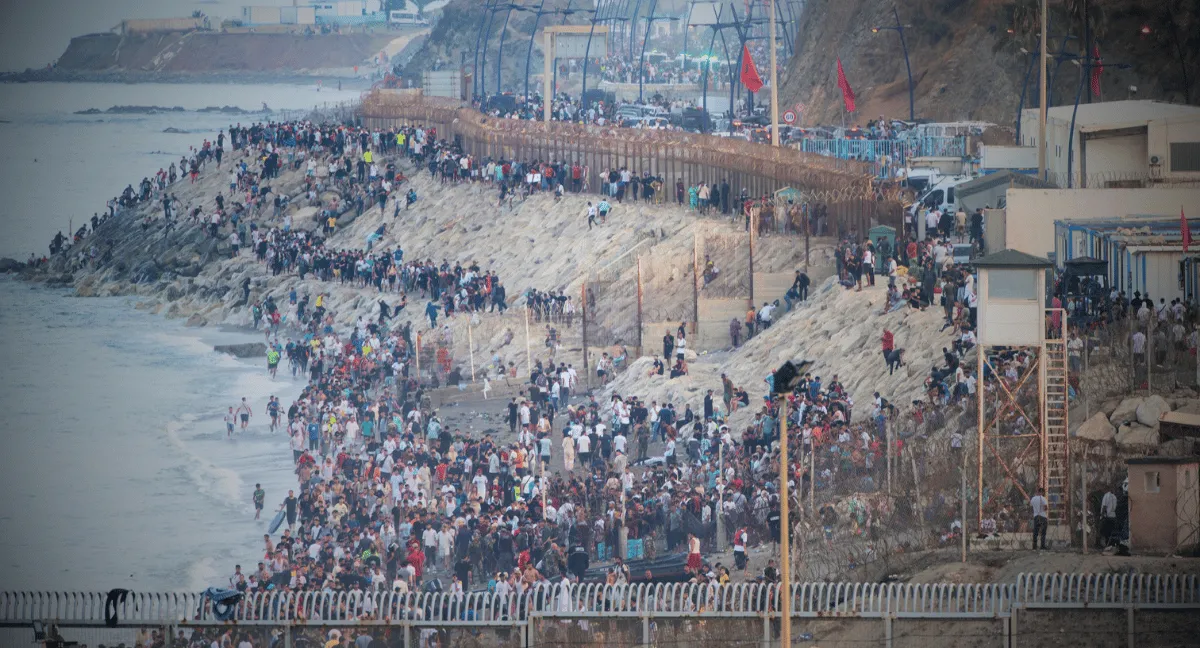 Migrantes en la playa del Trampolín en Ceuta un mes después de la llegada masiva. Un mes después de la avalancha migratoria, Ceuta sigue desbordada y el Gobierno instala campamentos