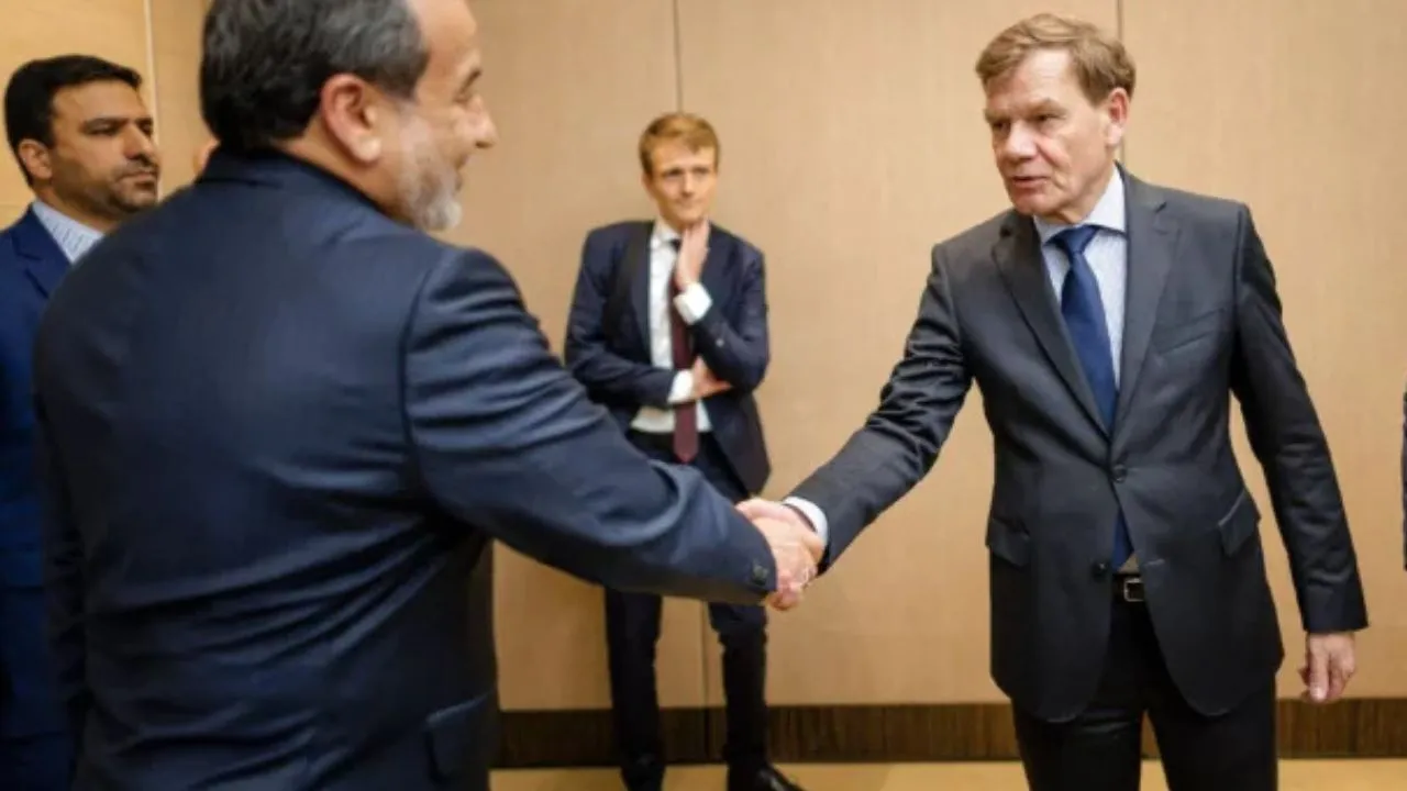 Ministro de Relaciones Exteriores de Gran Bretaña y Alemania en una reunión diplomática Imagen principal