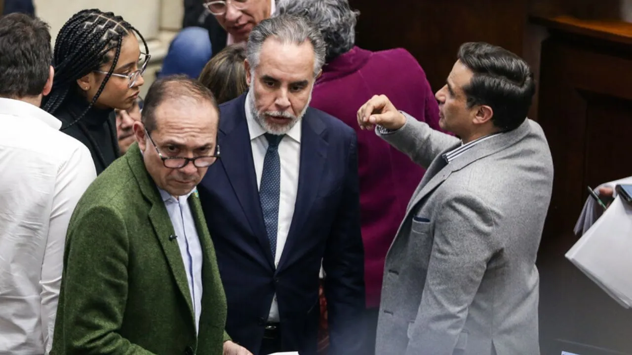 Encontrón público entre los ministros Sanguino y Benedetti por el salario mínimo Encontrón público entre los ministros Sanguino y Benedetti por el salario mínimo