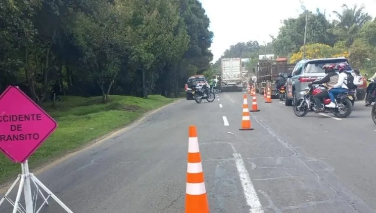 Monumental trancón en la Autopista Norte tras accidente en la calle 235. Caos en la Autopista Norte: accidente en la calle 235 desató monumental trancón