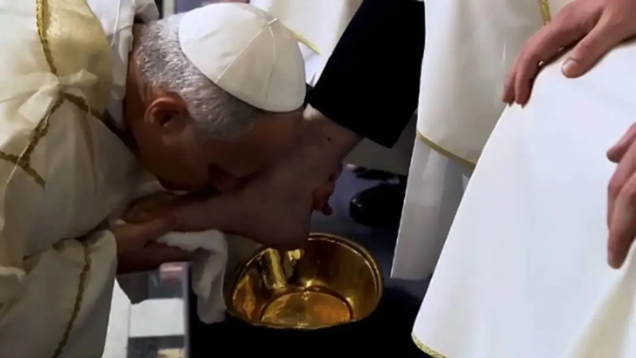 Papa León XIV lavando los pies a 12 sacerdotes en San Juan de Letrán. Un Jueves Santo distinto: El papa León XIV retoma tradición lavando pies a doce sacerdotes en Roma