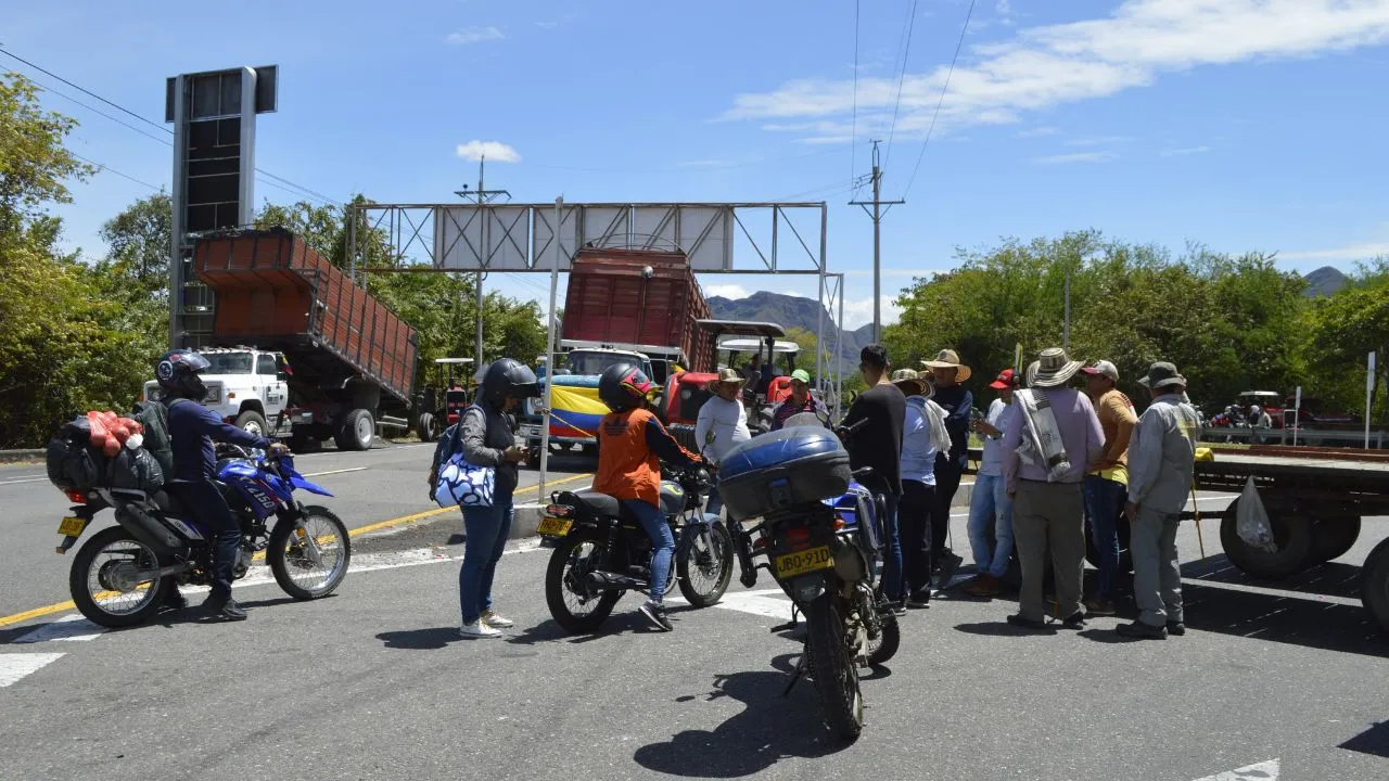 Paro arrocero bloquea varias vías del país Imagen principal