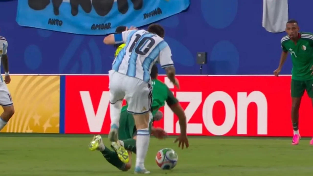 Patada de Messi era roja en Argentina vs. Argelia Argentina vs. Argelia | Brutal patada de Messi, ¿Era roja? Así fue la polémica jugada
