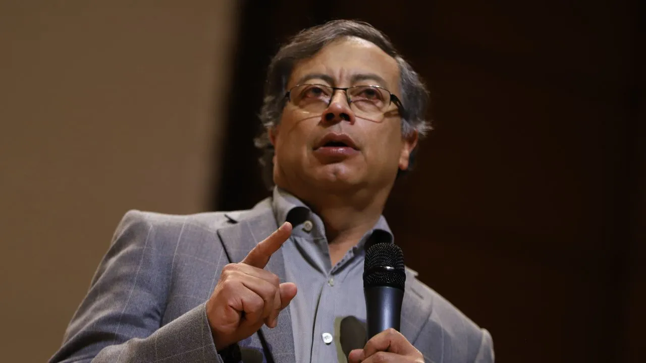 Petro cuestiona la legalidad del cierre del espacio aéreo de Venezuela por EE. UU. Petro cuestiona la legalidad del cierre del espacio aéreo de Venezuela por EE. UU.