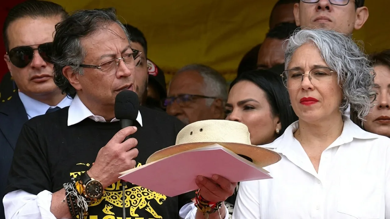 Petro y Pizarro ¿Exejecutivo de Avianca vinculado a caso Pizarro? El sombrero que marcó el discurso de Petro