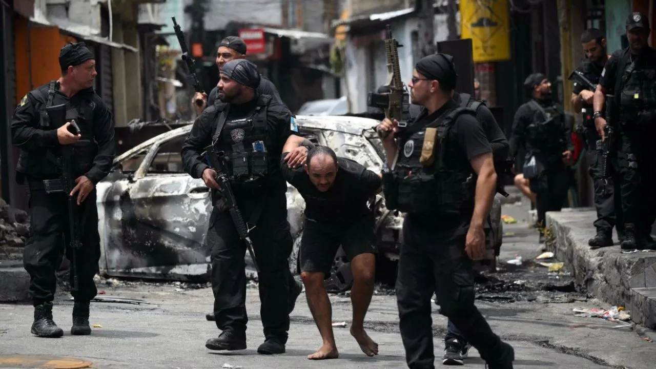 La fila de cuerpos que dejó la operación más letal en la historia de Río; más de un centenar de muertos