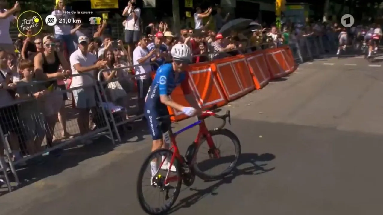 Quentin Pacher Una bandera de Colombia generó caos en el Tour: a ciclista francés se le enredó en los piñones