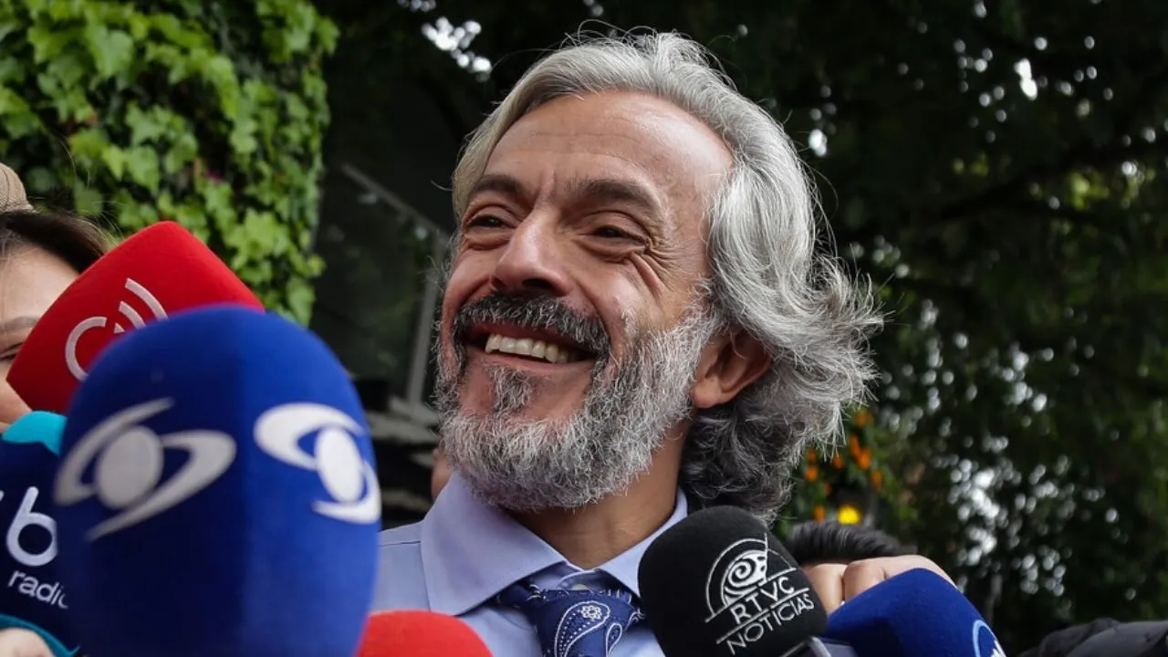 ¿Quién busca a Oviedo? El regalo y mensaje que recibió antes de la segunda vuelta Le coquetean a Oviedo antes de anunciar apoyo en segunda vuelta: regalo y mensaje que le enviaron