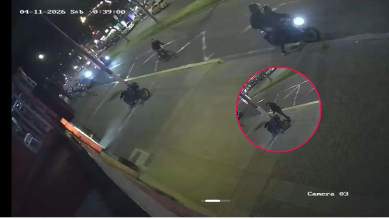 Robo de motocicleta en segundos quedó captado en video en Puente Aranda. En segundos: delincuentes roban una moto a plena luz del día en Puente Aranda; todo quedó en video