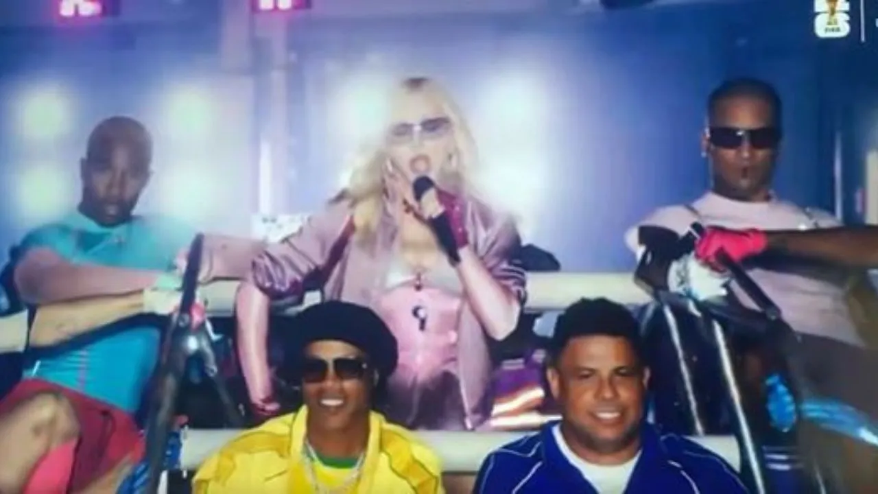 Ronaldinho, Ronaldo y Madonna Video | ¿Cuál es ese Multiverso? Ronaldo y Ronaldinho manejando el carro de Madonna en su show