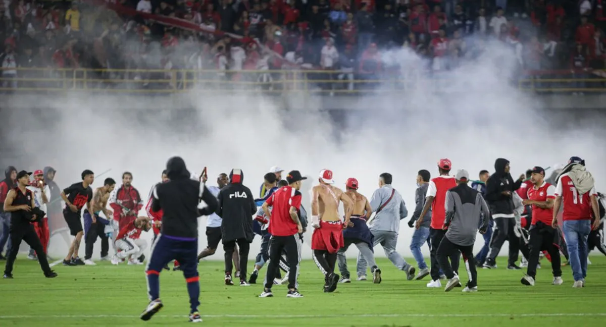 Santa Fe vs América La deplorable batalla campal de hinchas de Santa Fe y América: el terror de un hincha en El Campín