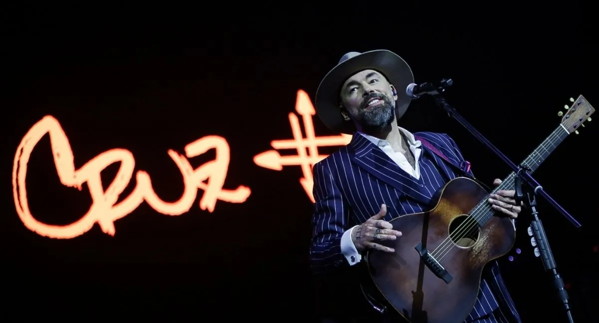 Santiago Cruz en concierto Santiago Cruz donará parte de sus conciertos a damnificados del terremoto en Colombia