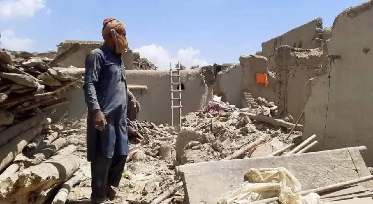 Afganistán en ruinas tras fuerte sismo: cientos de muertos Afganistán en ruinas tras fuerte sismo: cientos de muertos