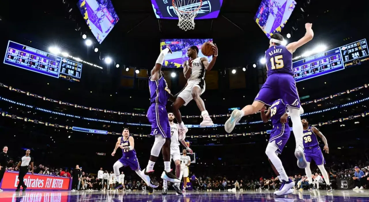 Spurs eliminan a Lakers y avanzan en la NBA Cup. NBA Cup: Spurs sorprenden a los Lakers y avanzan a las semifinales