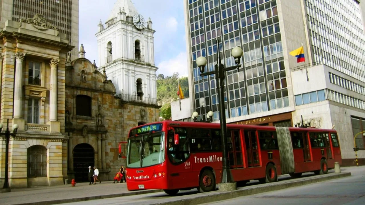 TransMilenio 25 años: su desarrollo y su pasado TransMilenio 25 años: su desarrollo y su pasado
