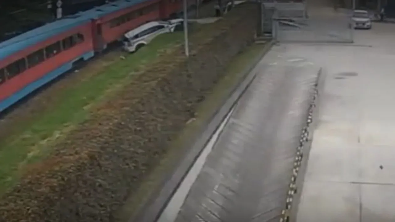 Tren de la Sabana choca con una camioneta en el norte de Bogotá Tren de la Sabana choca con una camioneta en el norte de Bogotá