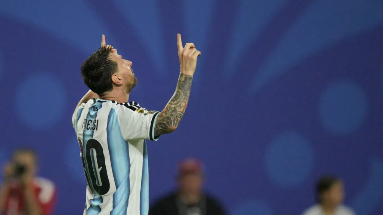 Triplete de Lionel Messi Con triplete de Messi, Argentina comenzó la defensa de campeón del mundo
