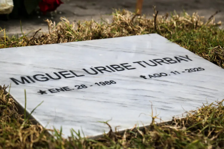 Tumba de Miguel Uribe Turbay en corredor que conduce a capilla del Cementerio Central. Imagen principal