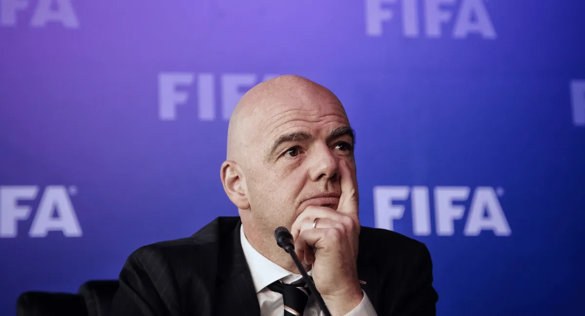 UEFA denuncia a Gianni Infantino, presidente de la FIFA, en Suiza. La UEFA prepara denuncia contra Gianni Infantino en Suiza por gestión desleal con la FIFA