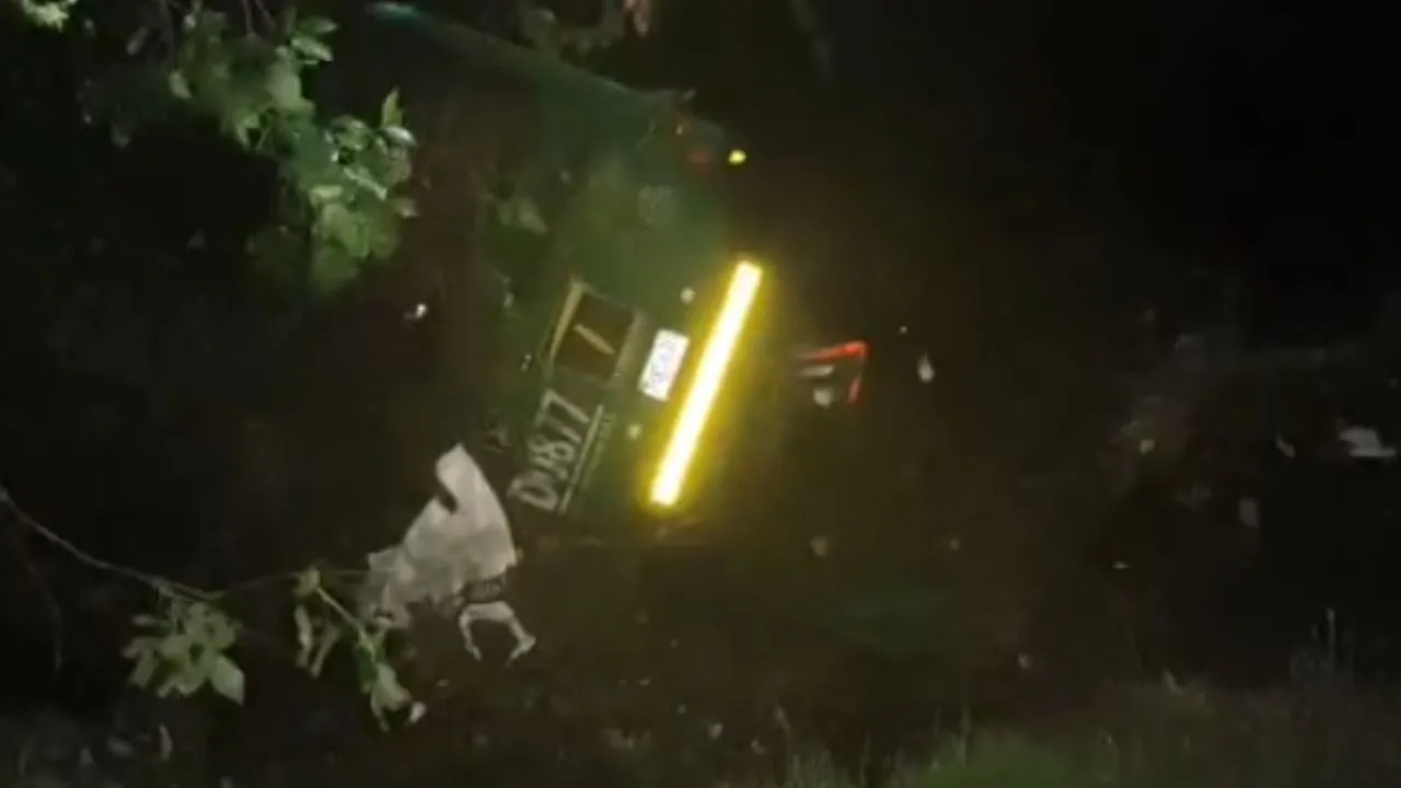 Un bus alimentador de TransMilenio se accidentó en el barrio San Cristóbal Sur de Bogotá. Bus alimentador de TransMilenio con pasajeros terminó en un abismo en el sur de Bogotá: ¿Qué pasó?