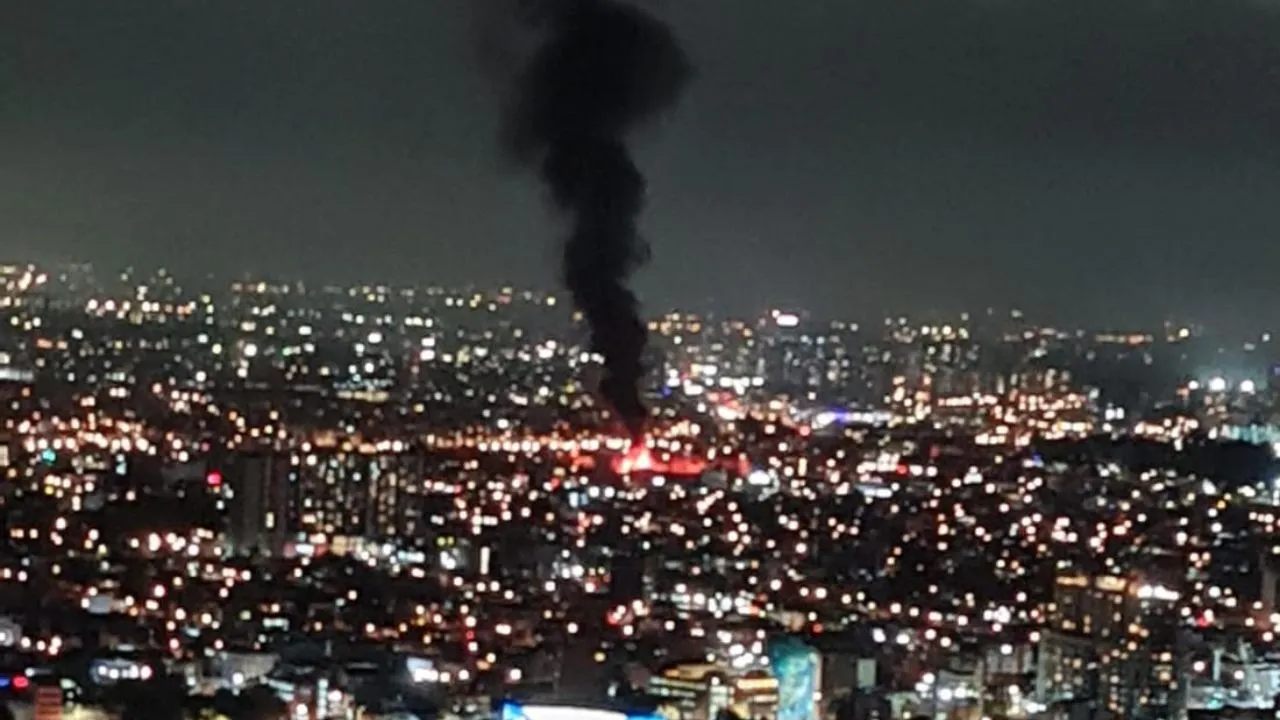 Fuerte incendio alarmó a los vecinos del Doce de Octubre: fuego consumió parte de una bodega en Bogotá Fuerte incendio alarmó a los vecinos del Doce de Octubre: fuego consumió parte de una bodega en Bogotá