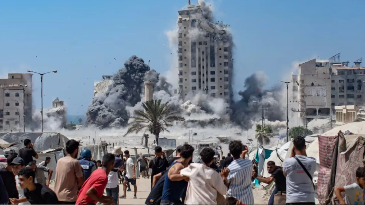 Un grupo de palestinos presencia el ataque israelí contra la Torre Mushtaha Imagen principal