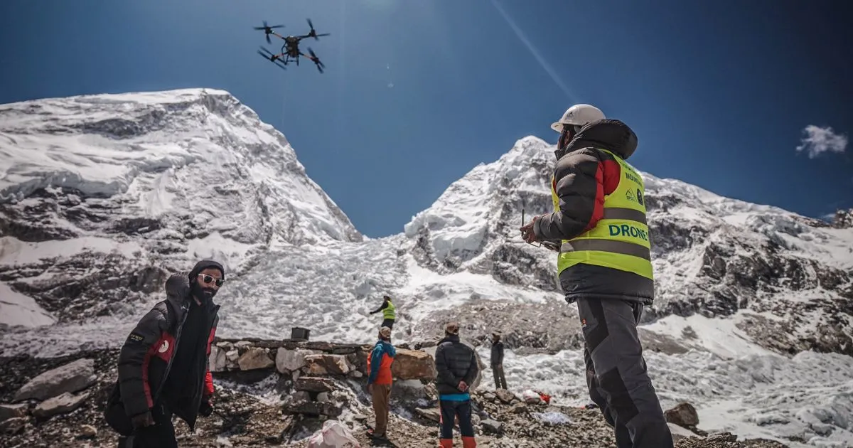 Un hombre opera un dron para retirar basura del campamento base del Everest. ¿Guías "envenenan" a escaladores del Everest en medio de estafa?, denuncia periodística en Katmandú