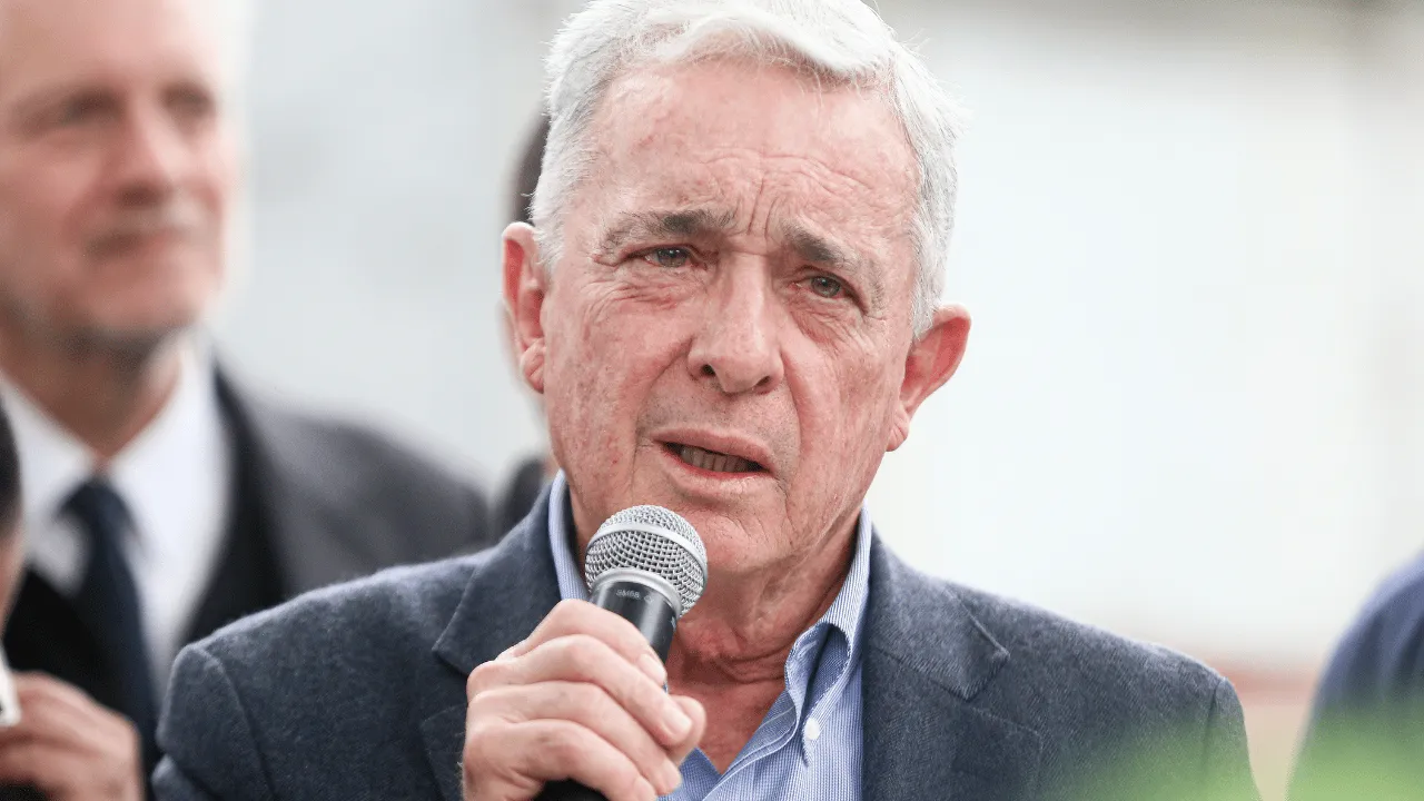 Uribe respondió en redes en medio de la pelea con Deluque por el Senado. Lo que Álvaro Uribe le dijo a Alfredo Deluque en medio del pulso por la presidencia del Senado
