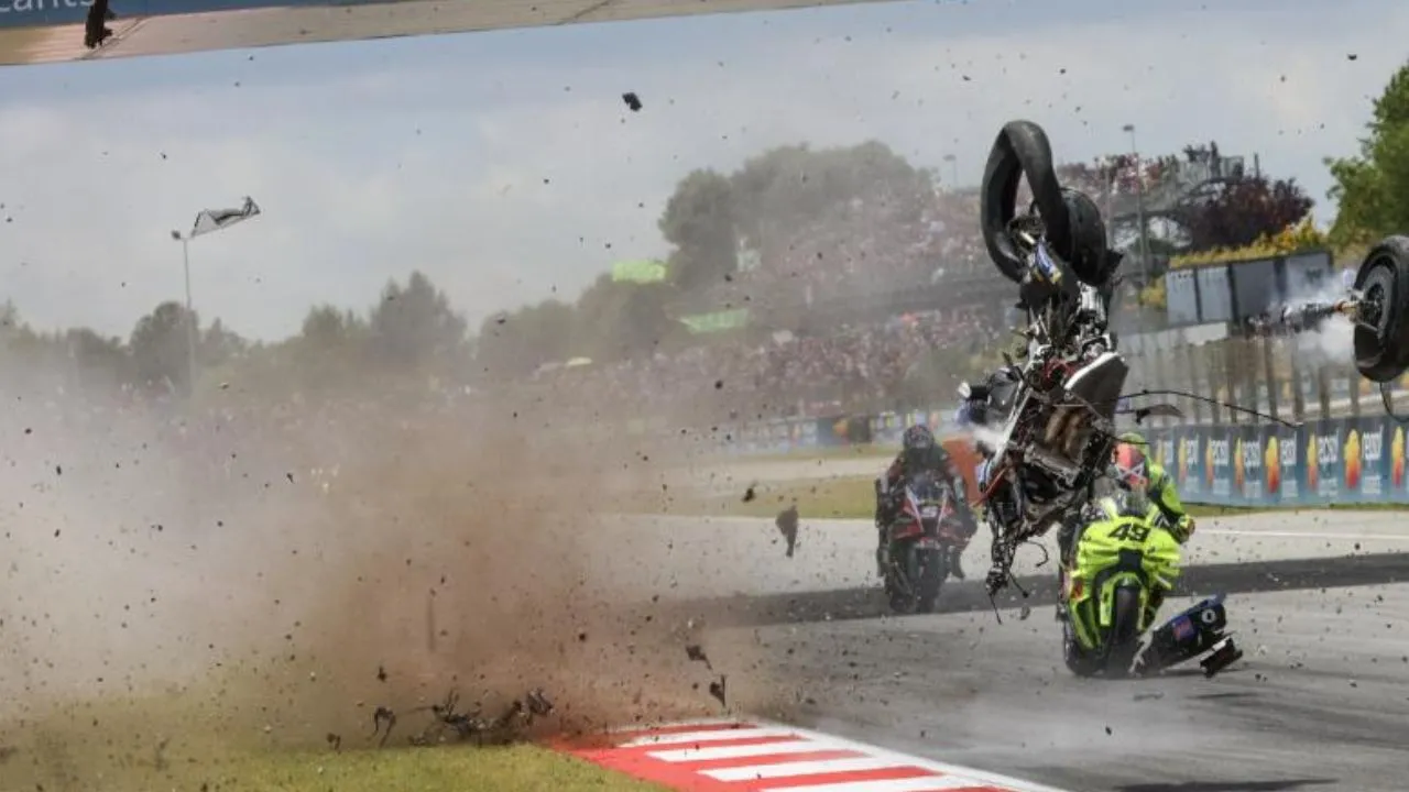 Video | Impactante accidente en el MotoGP de Cataluña Video | Impactante accidente en el MotoGP de Cataluña dejó a dos pilotos en el hospital